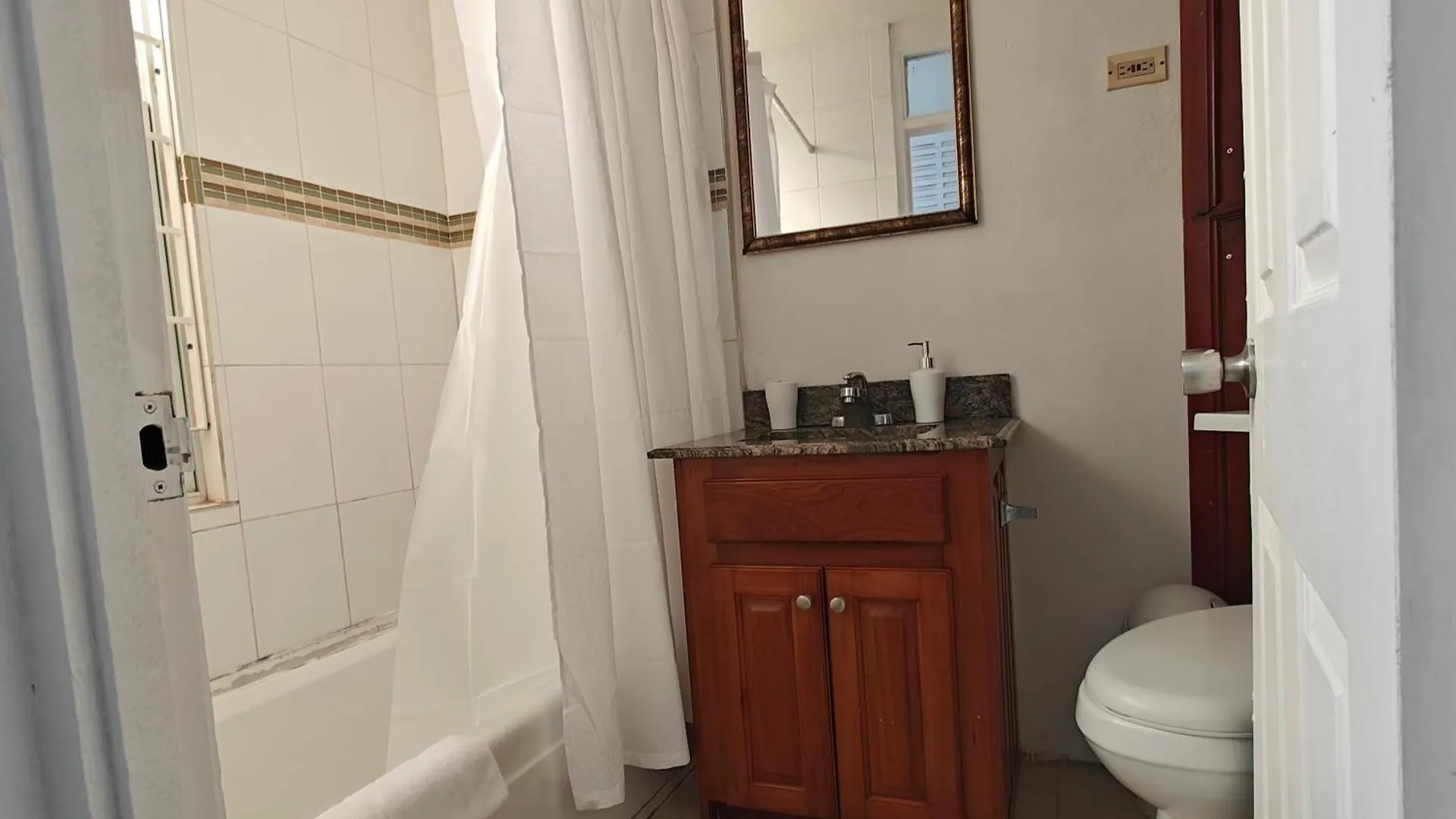 Cozy Apartment W/Ocean View, Pool & Beach Access Montego Bay