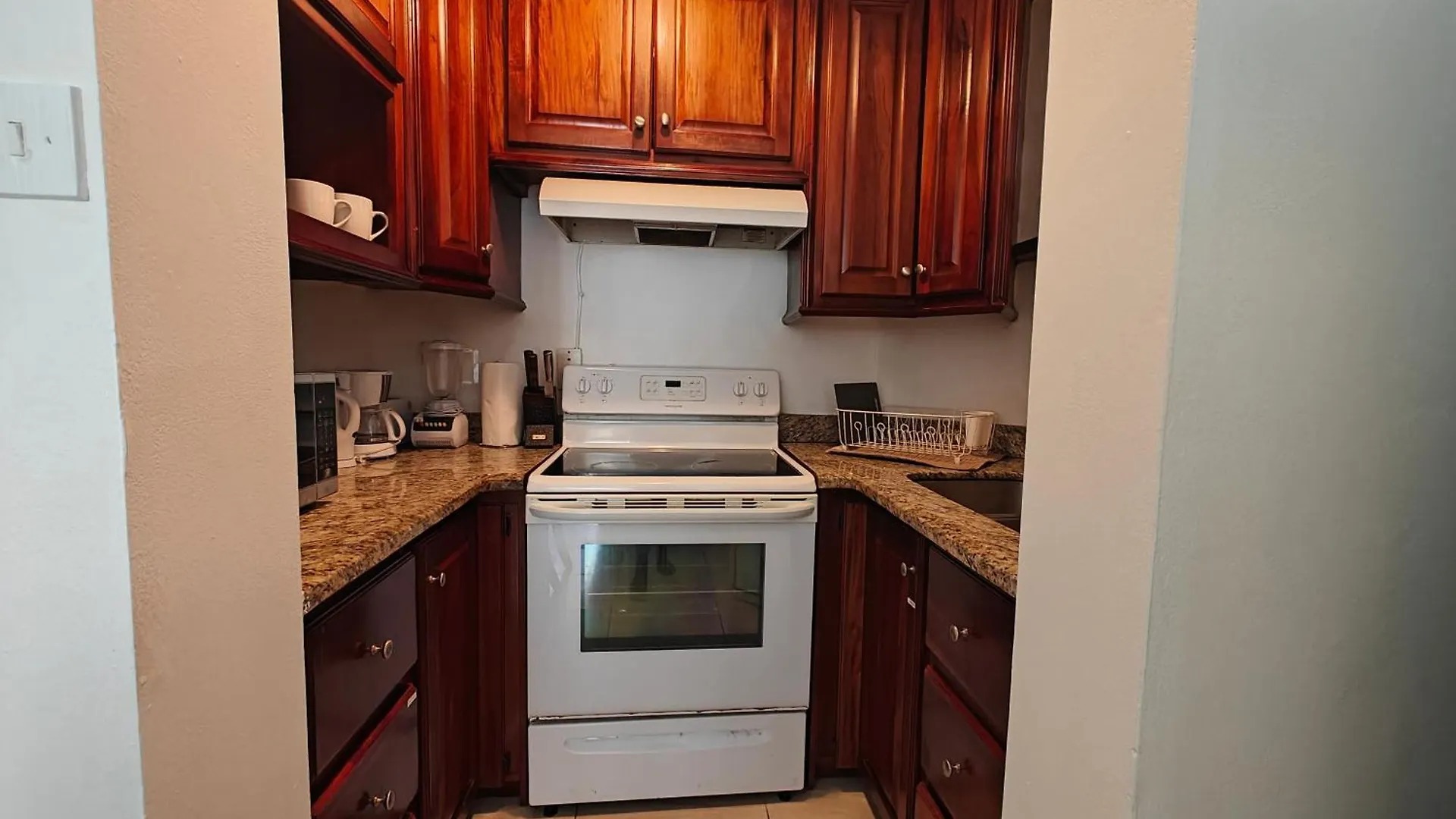 Cozy Apartment W/Ocean View, Pool & Beach Access Montego Bay